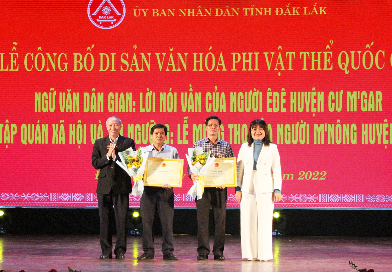 Phó Chủ tịch UBND tỉnh Đắk Lắk H’Yim Kdoh và Giám đốc Sở Văn hóa, Thể thao và Du lịch Thái Hồng Hà trao Chứng nhận Di sản văn hóa phi vật thể Quốc gia cho đại diện 2 huyện (Ảnh năm 2022)
